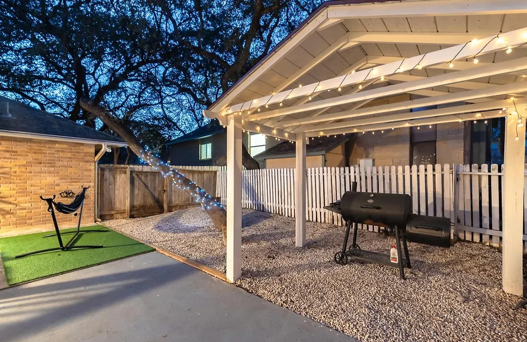 4Br Backyard Escape Mini Golf & Basketball-1