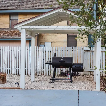 Beautiful Texas Ranch House, Game Room & Minigolf-2